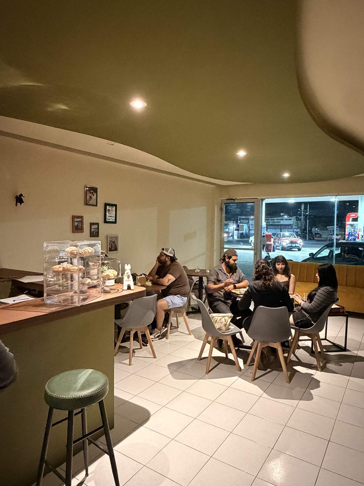 Clientes disfrutando el ambiente de Taza Mía