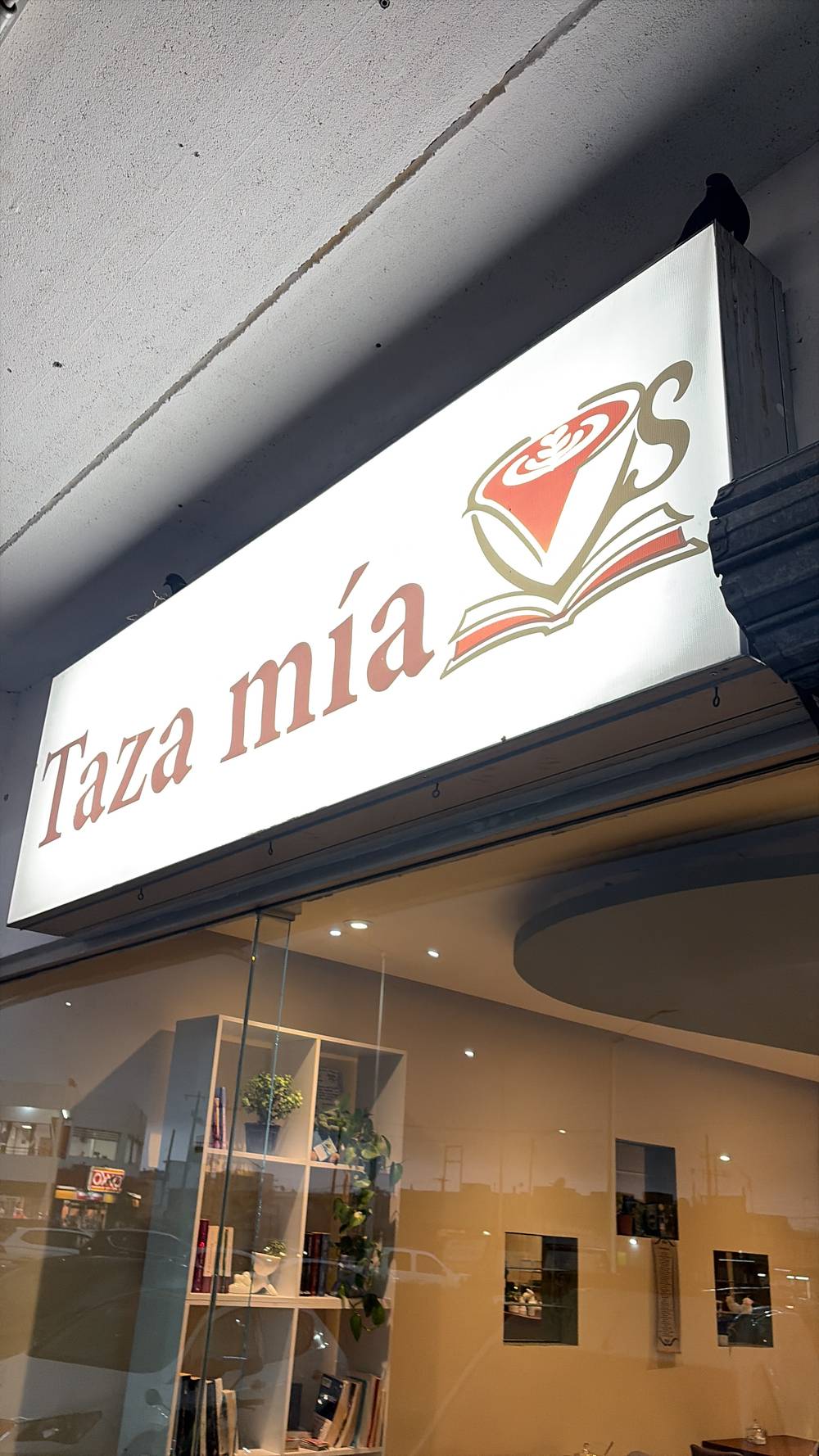 Fachada de Taza Mía de noche